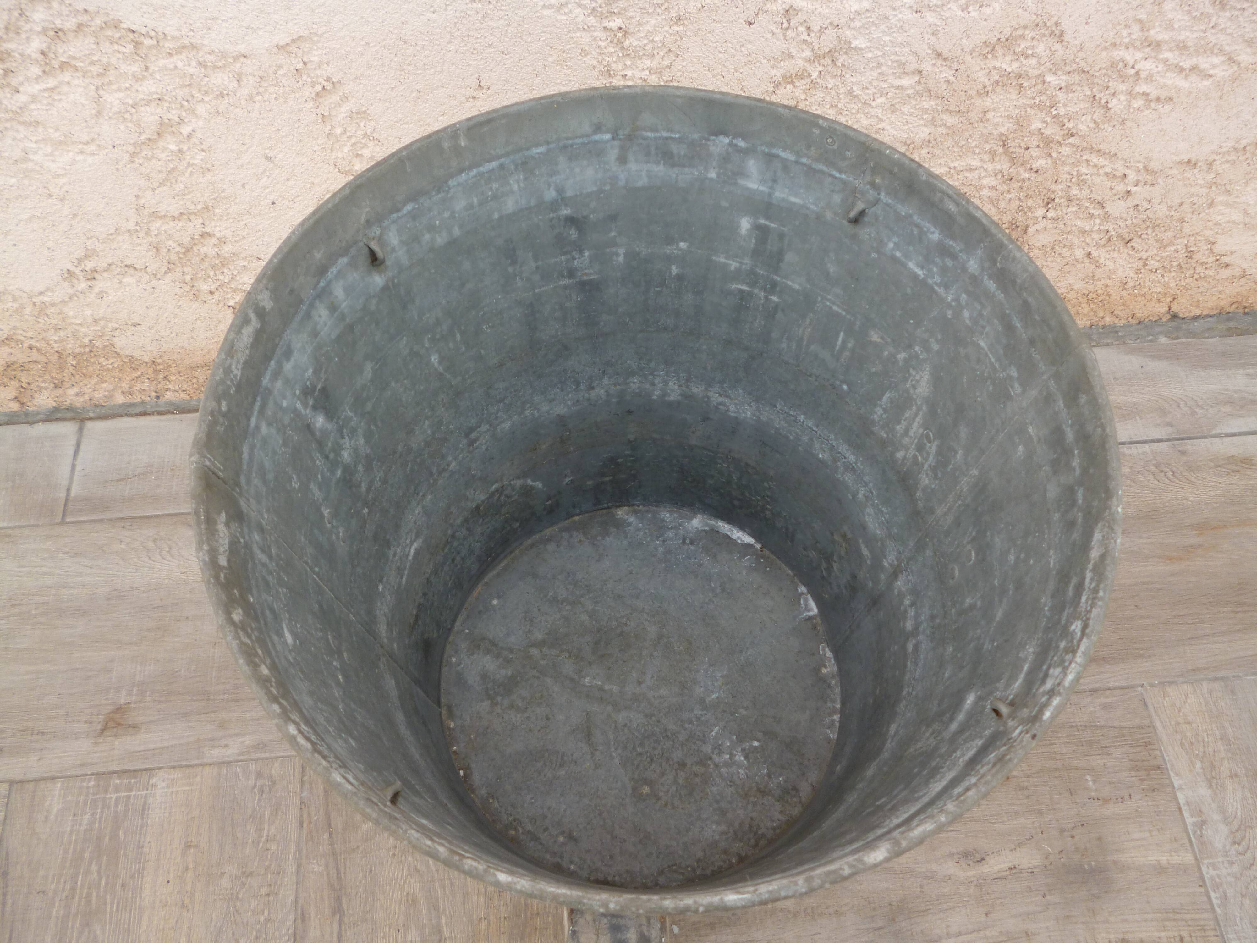 Zinc basin and its tripod