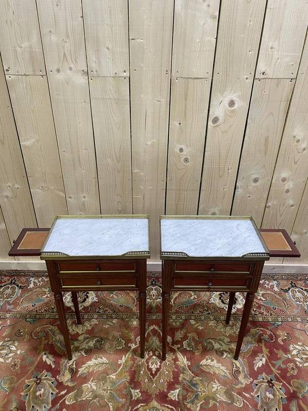 Paire de tables de chevets style Louis XVI avec tirette