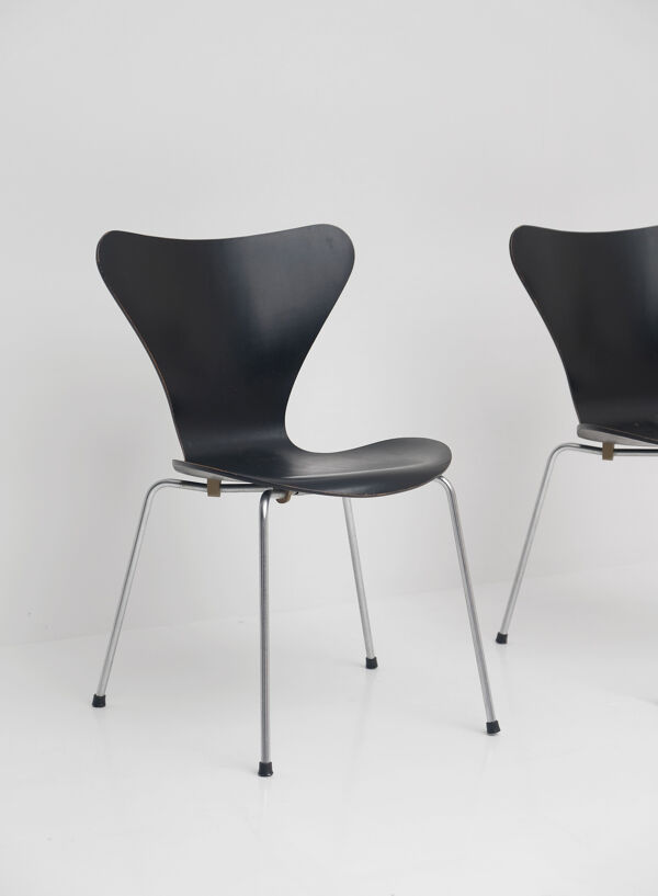 Paire de chaises 3107 série papillons Arne Jacobsen pour Fritz Hansen