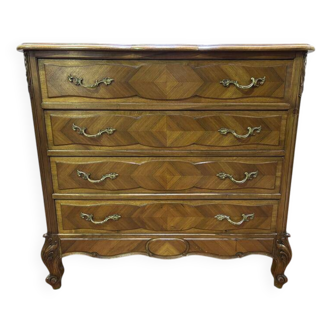 Commode en noyer de style Louis XV / rocaille