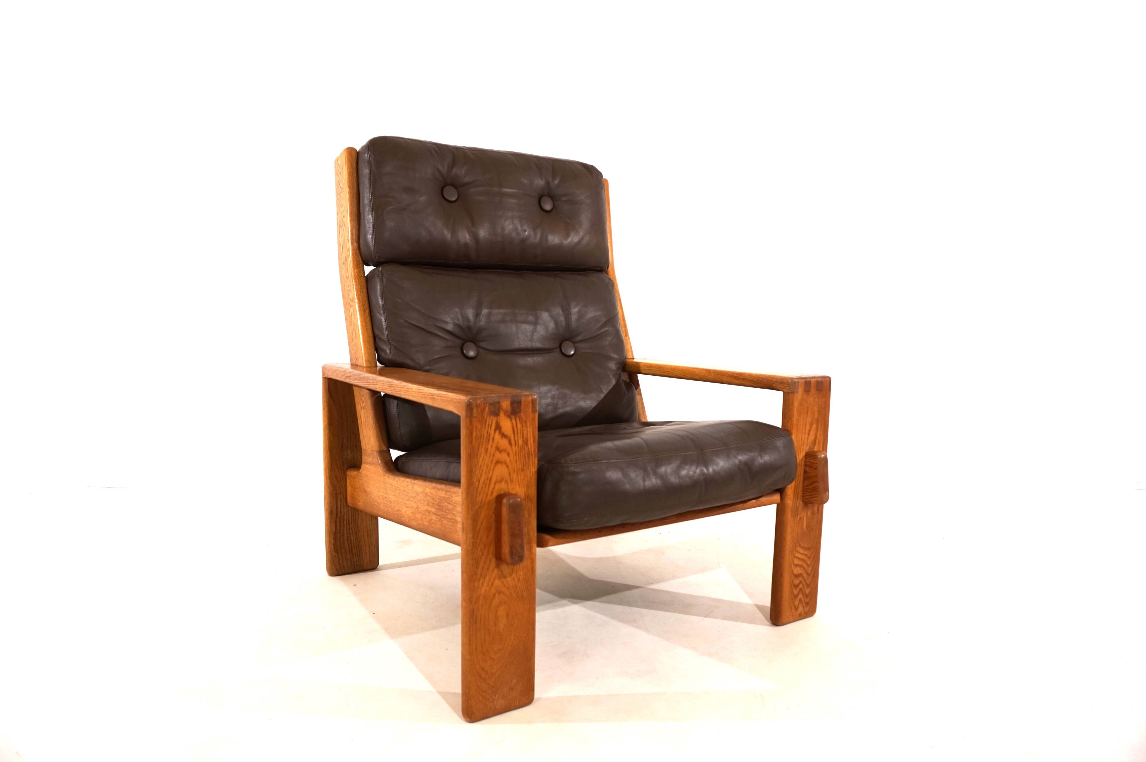 Fauteuil en cuir marron à dossier haut Asko Bonanza par Esko Pajamies