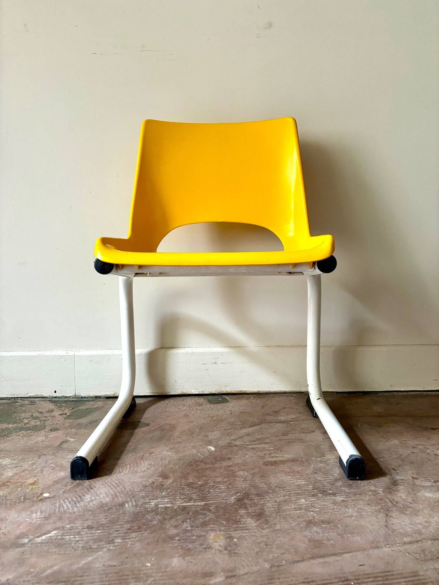 Children's chair in white metal and yellow plastic