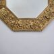 Miroir octogonal antique Arts & Crafts en laiton gaufré à fleurs des années 1920