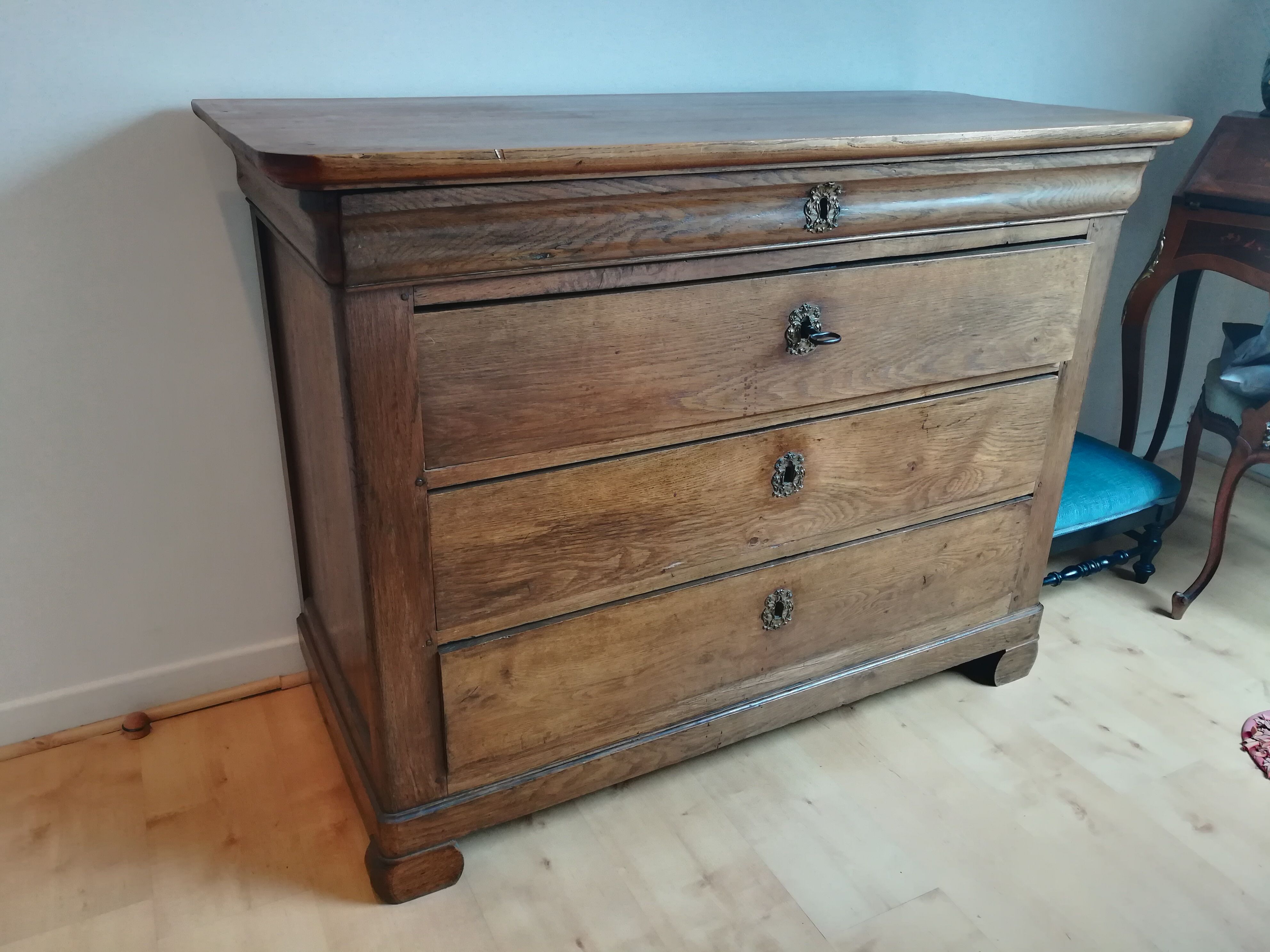Commode en chêne blond mouluré