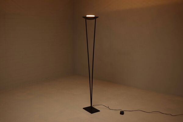 Lampe sur pied Victory 1ère édition conçue par Artoff pour Lumen Center Italie années 1980.