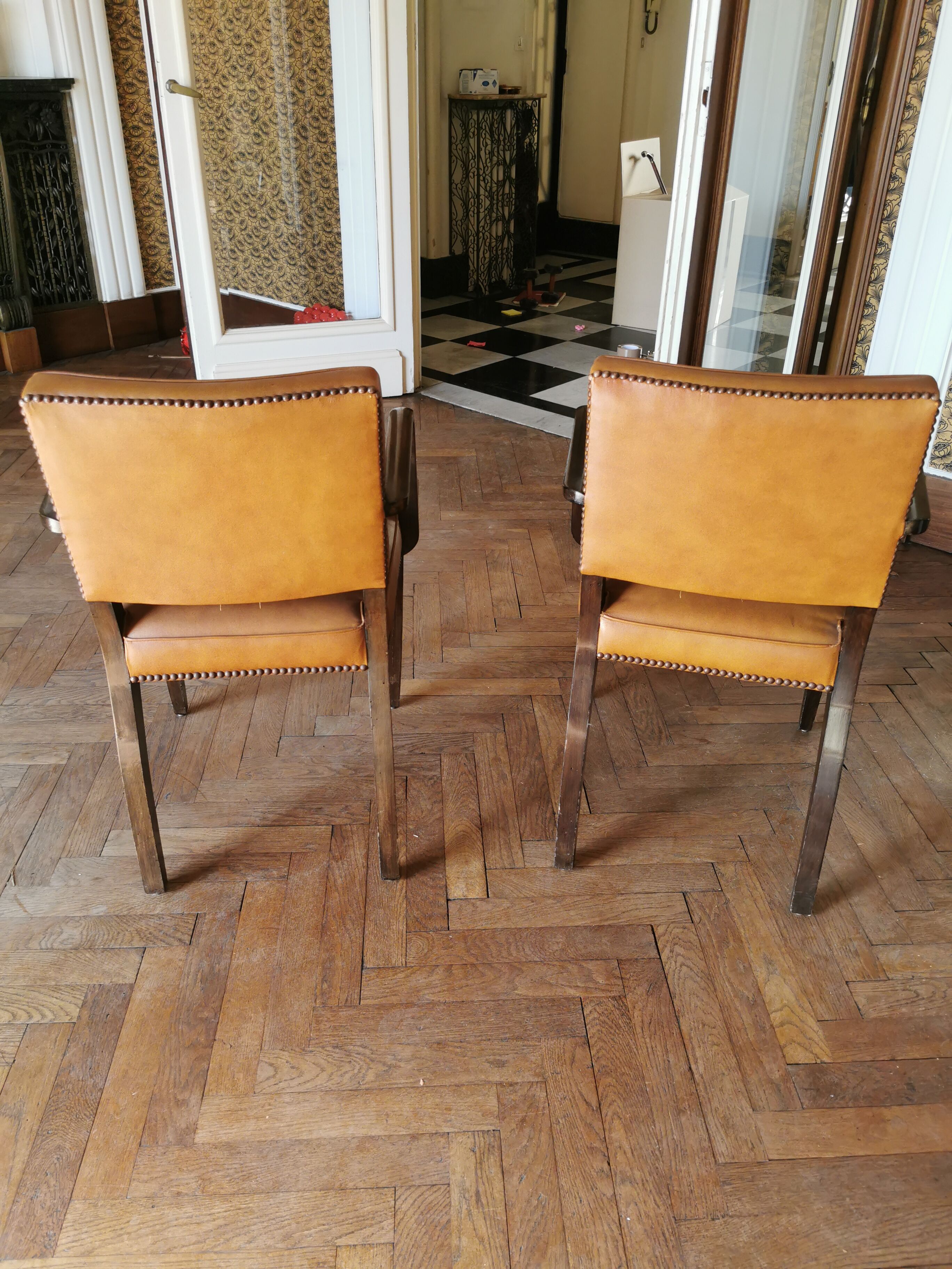 Pair de fauteuils art déco cuir capitonné
