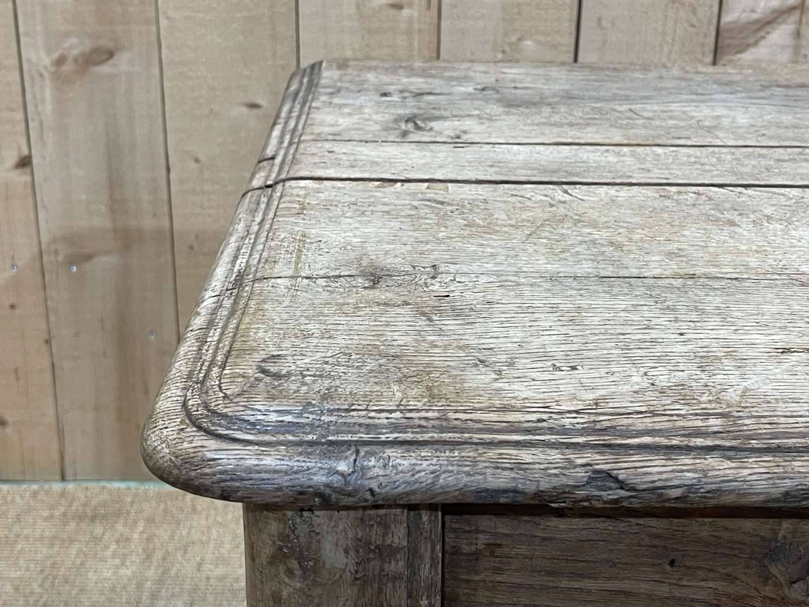 Banc coffre du  18ème en chêne brut - L=1m32, P=65cm, H=62cm.