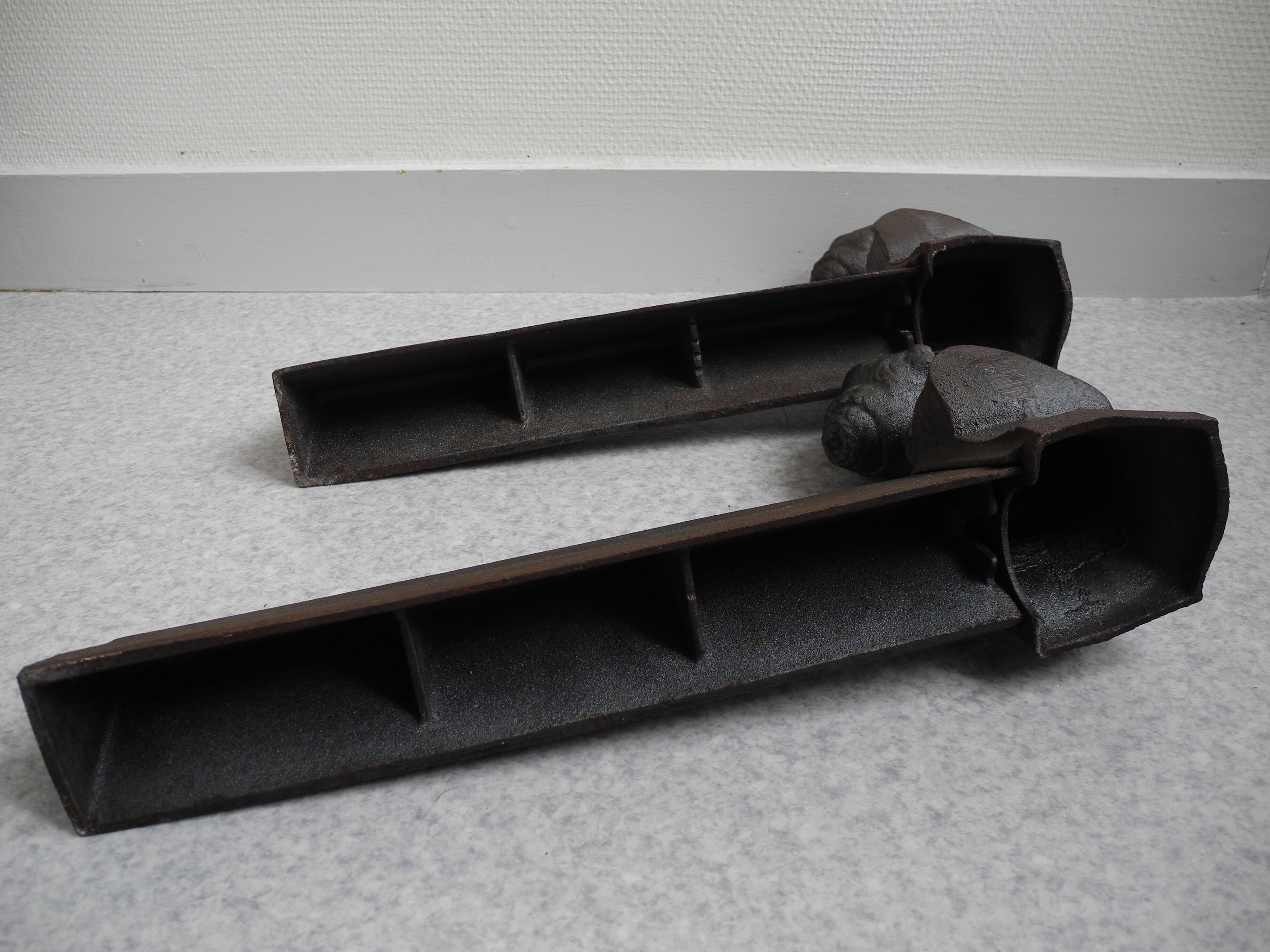 Paire chenets anciens fonte "roses de mai" cheminée antique andirons