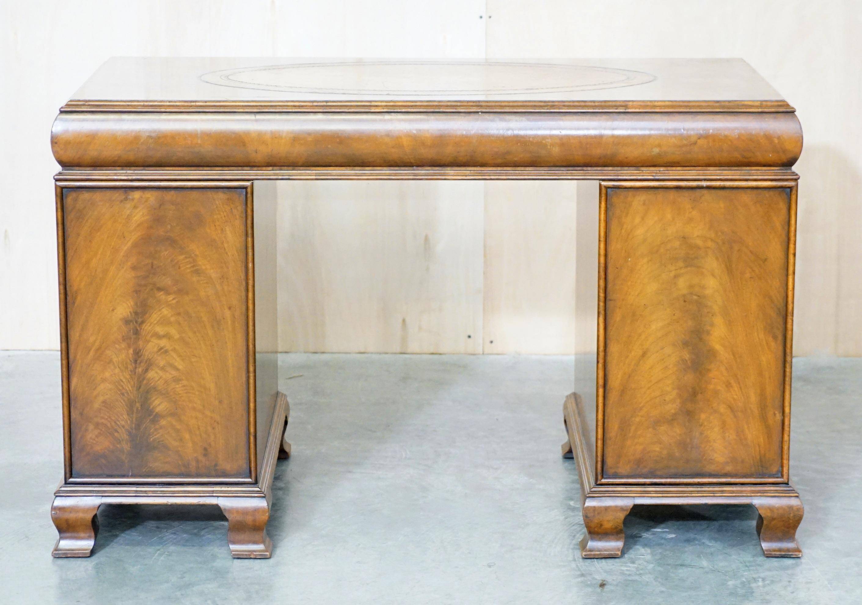Bureau partenaire victorien en noyer burr avec cuir