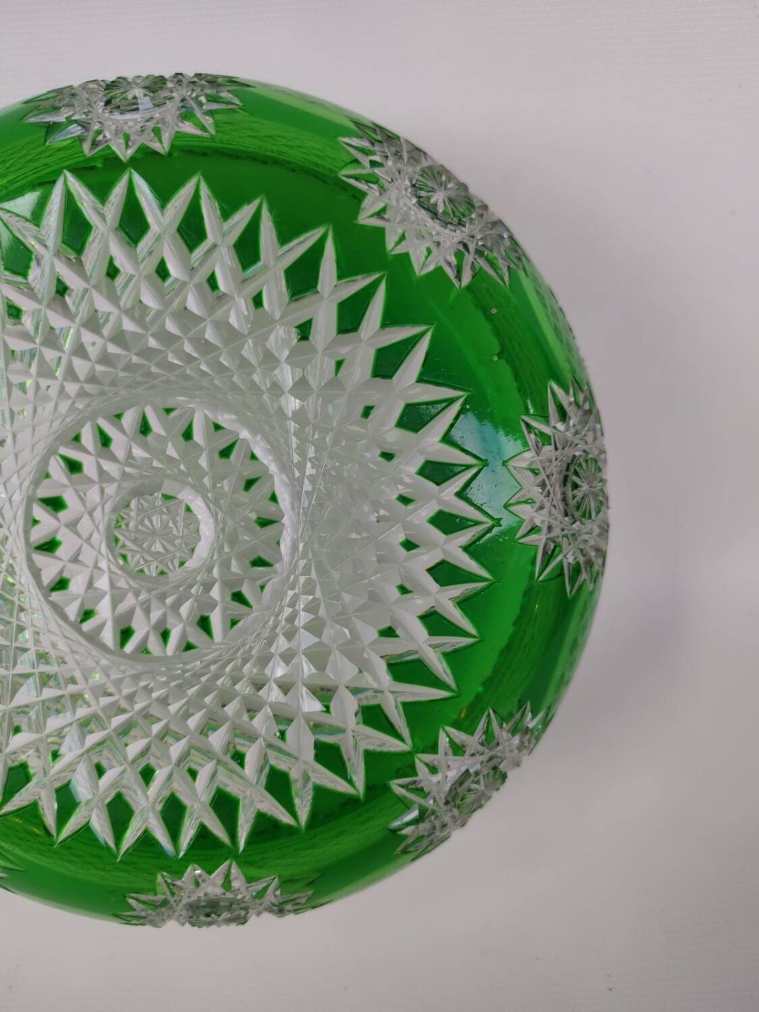 Saladier en cristal vert, première partie du XX ème siècle