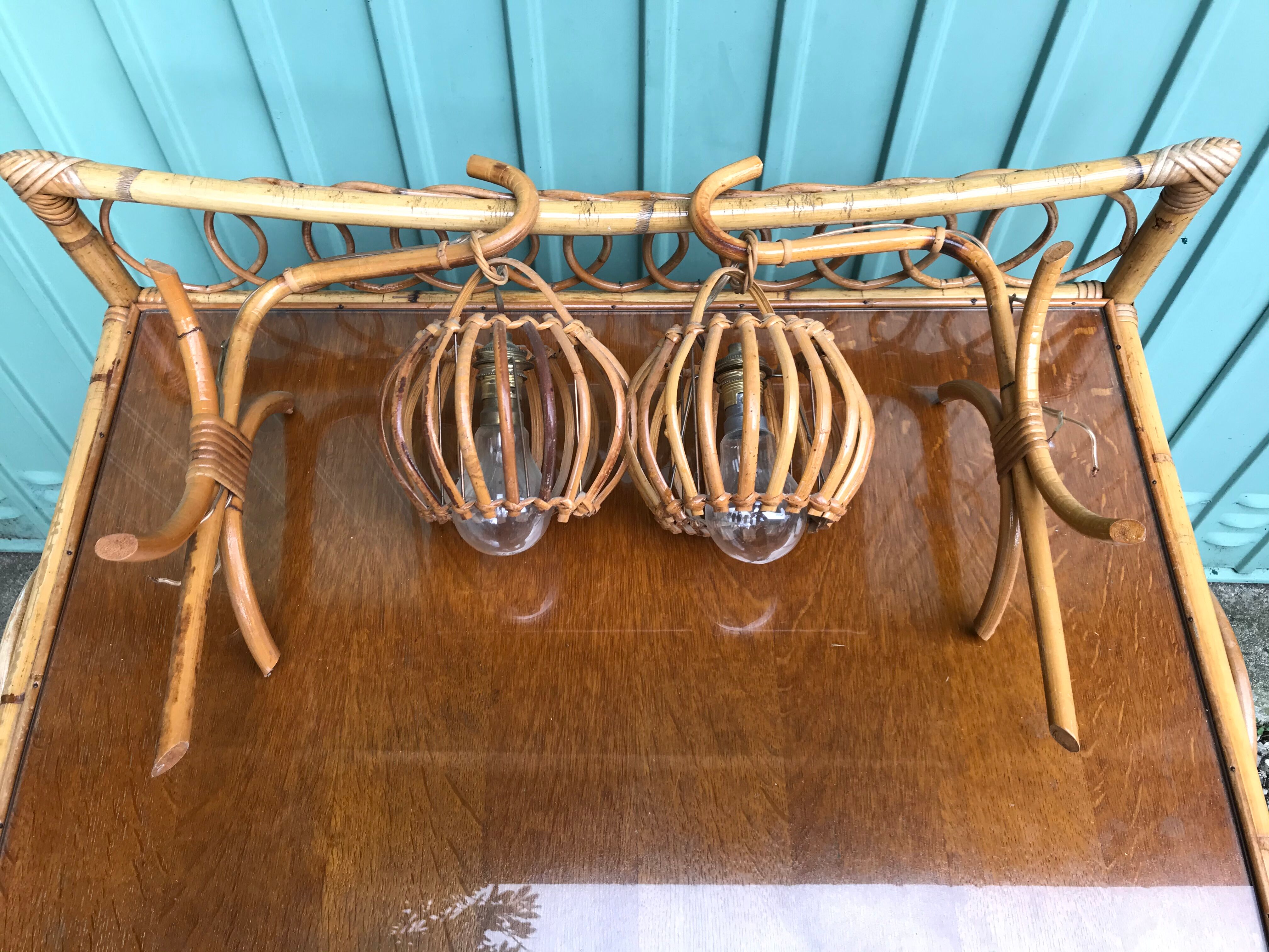 Ancien bureau en rotin à 2 tiroirs & plateau verre + étagère + 2 appliques vintage