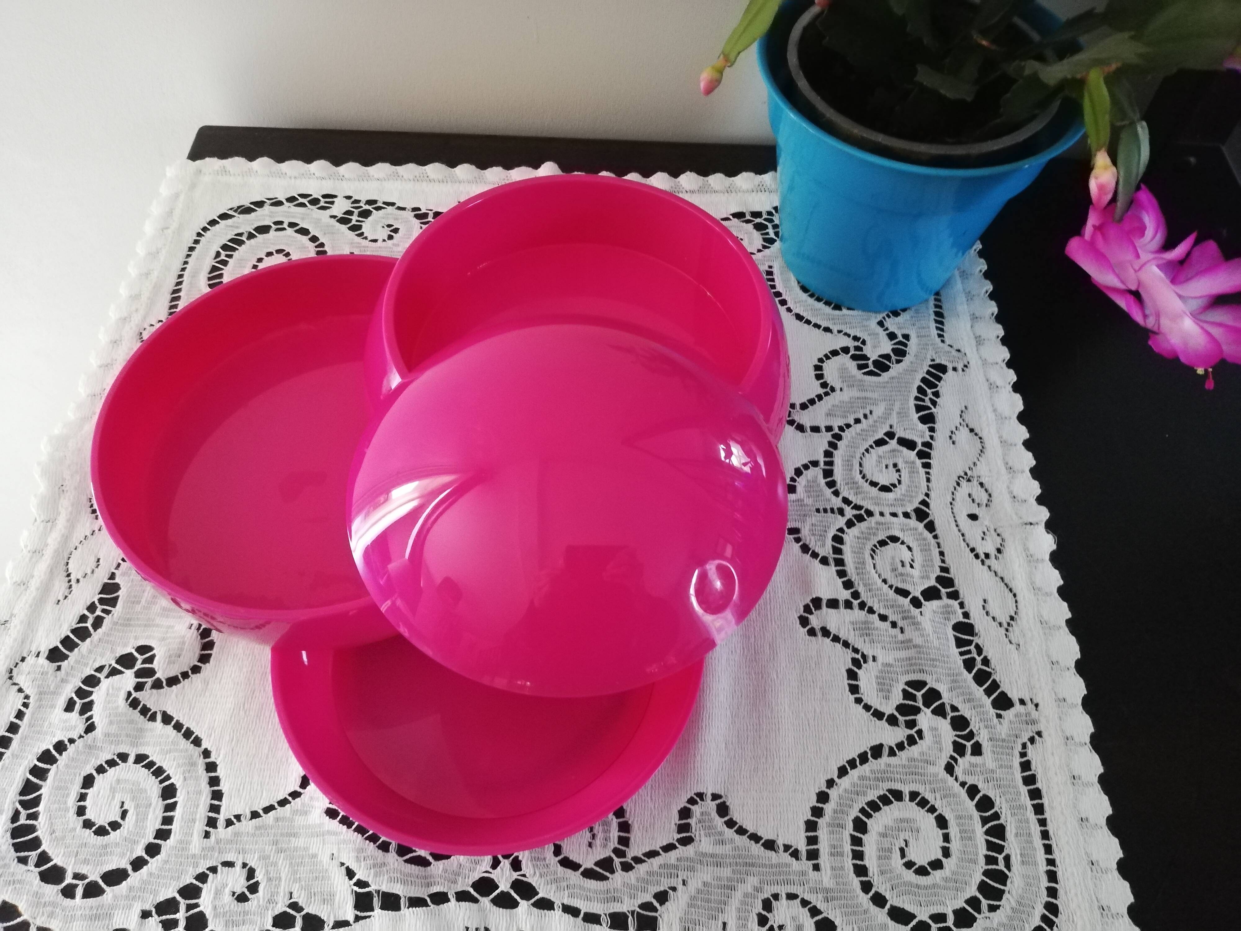 Aperitif servant, sewing, desk