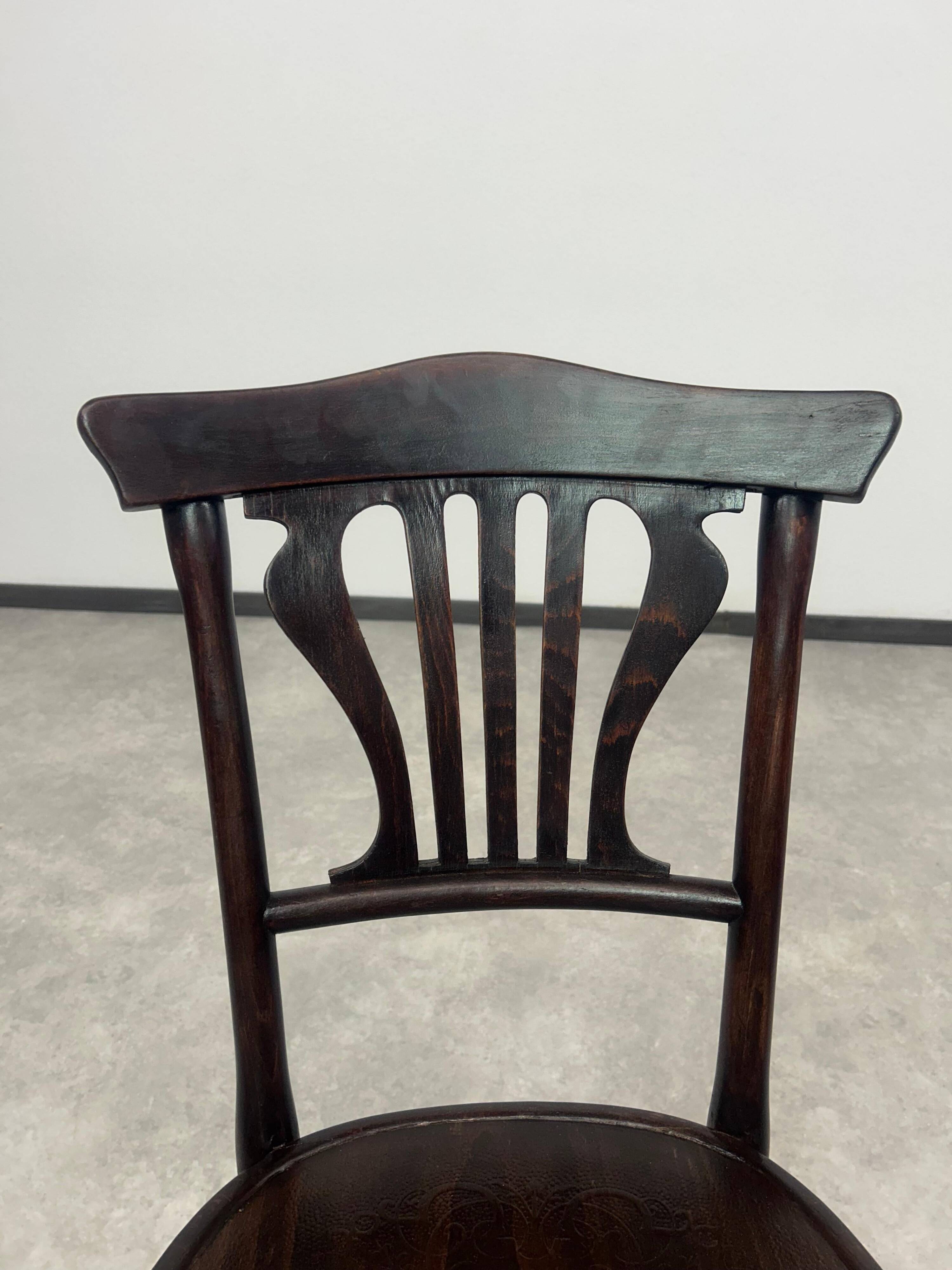 Curved wooden dining chair no. 228 by Thonet