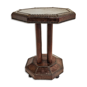 Table d’appoint en cuir clouté