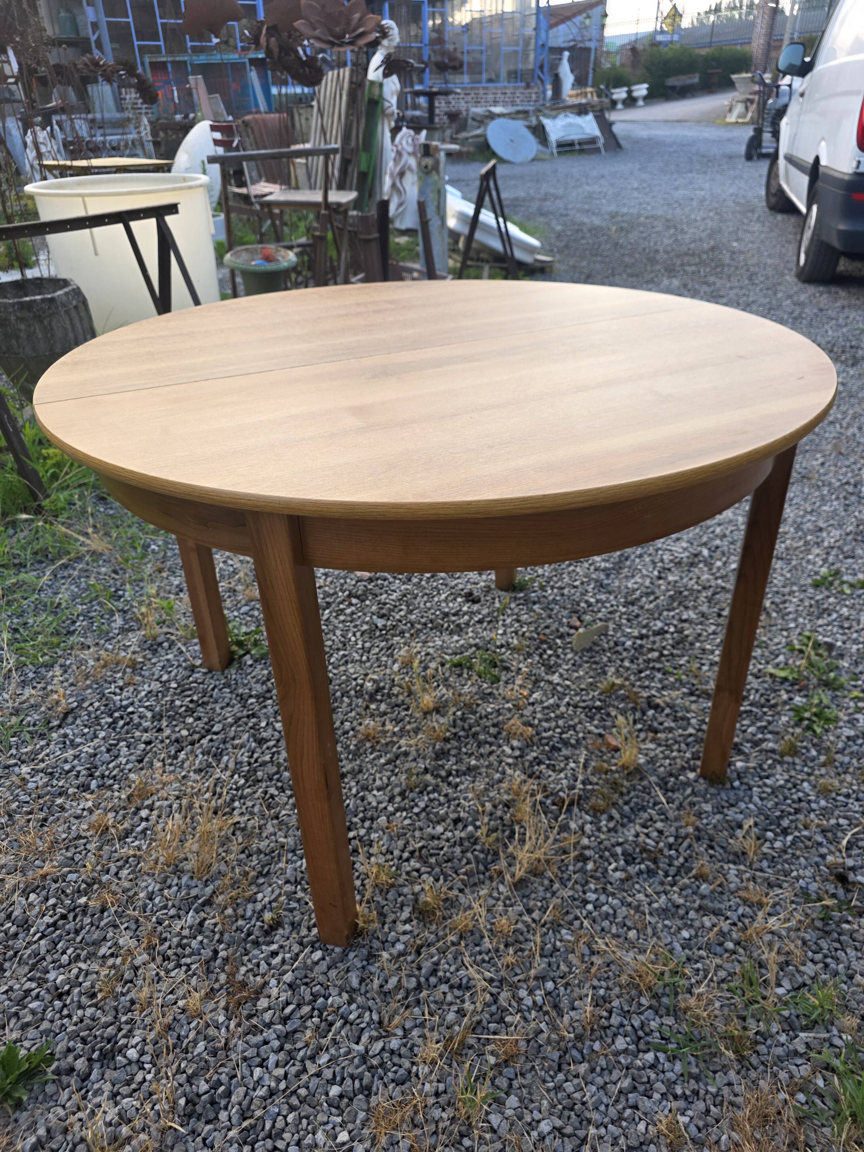 Scandinavian extendable oak table from the 1960s (butterfly extension)