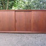 Low sideboard with 3 sliding doors in teak. Denmark 1960