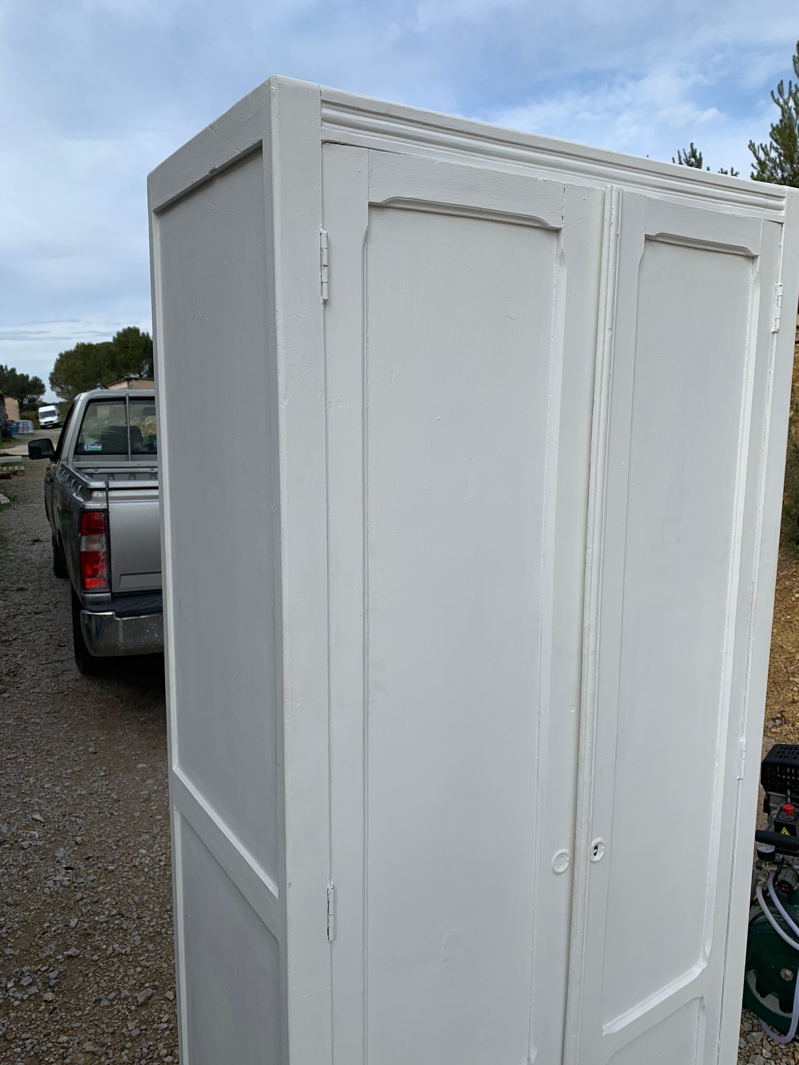 Armoire parisienne blanche