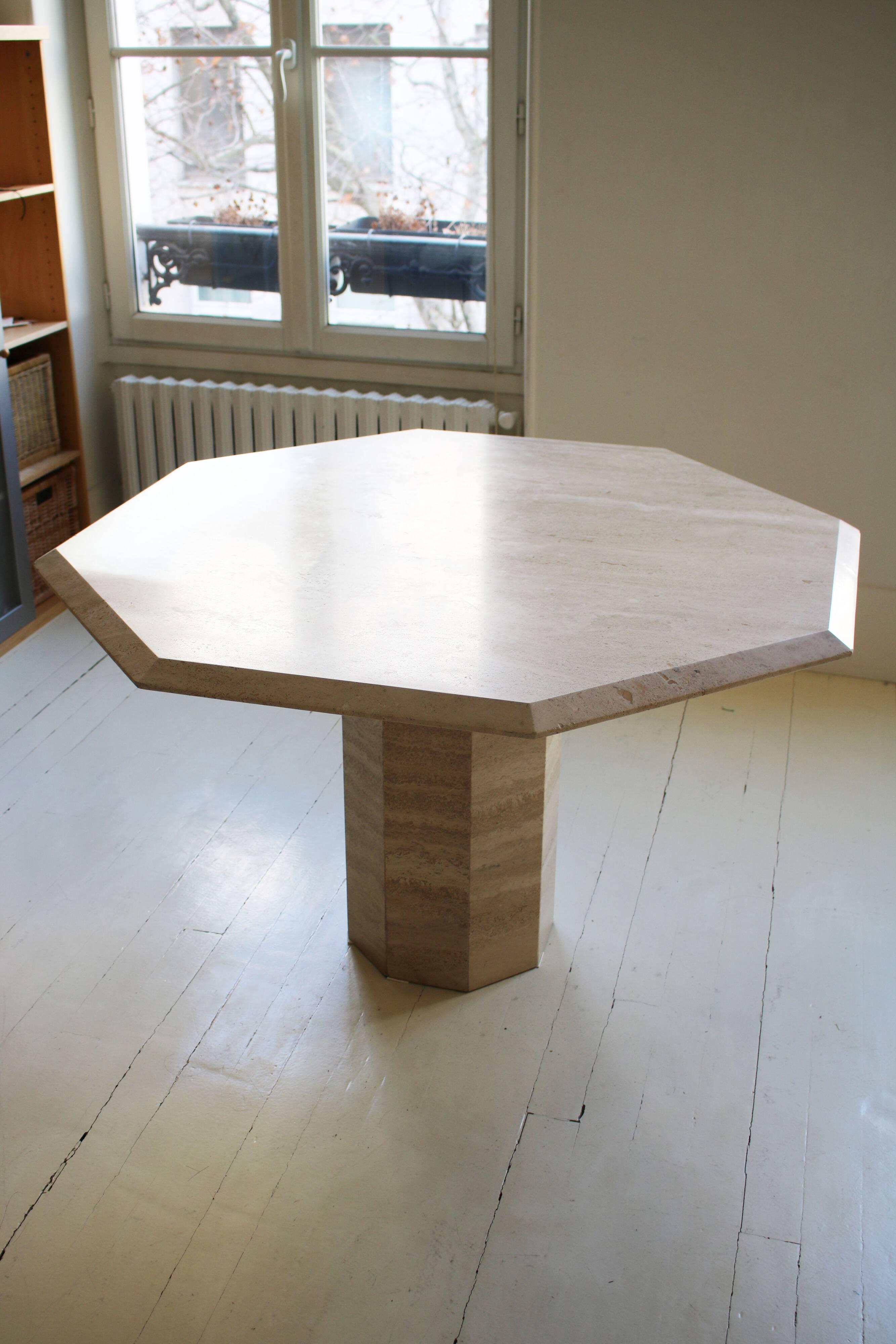 Table à manger octogonale en pierre naturelle sur piètement central