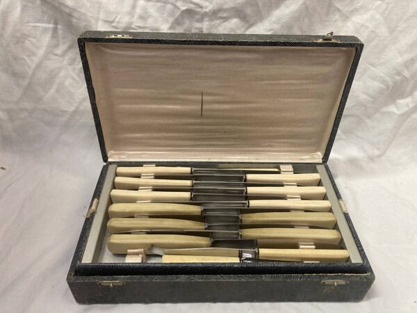 Ménagère de couteaux, 1970