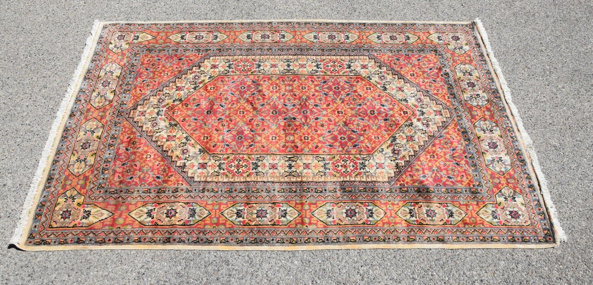 Jihangie wool and silk oriental carpet : 1.28 x 1.90 m