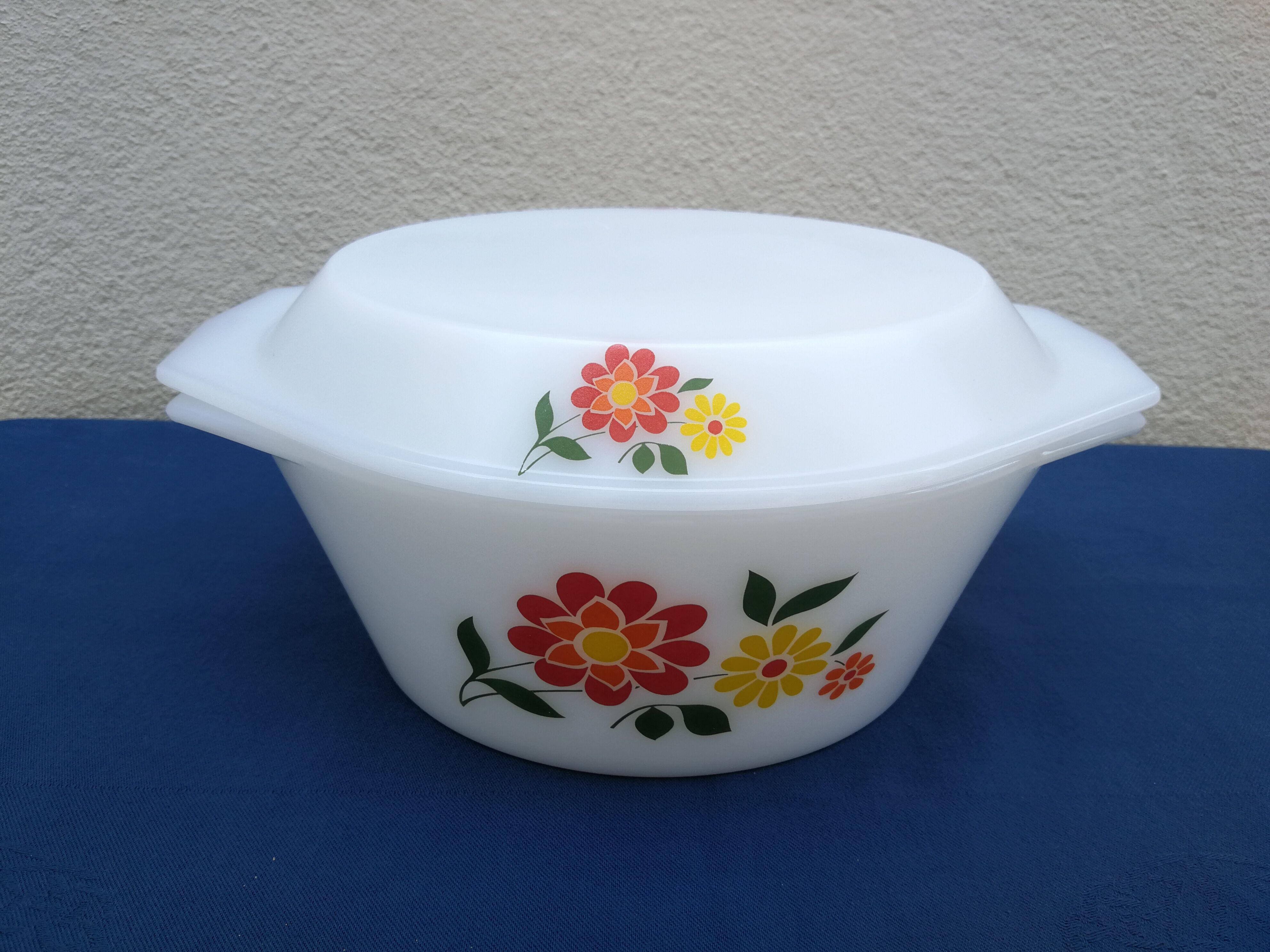Flat vintage round Arcopal casserole with flowers