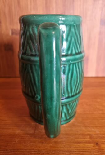 Mug vintage en céramique verte forme tonneau