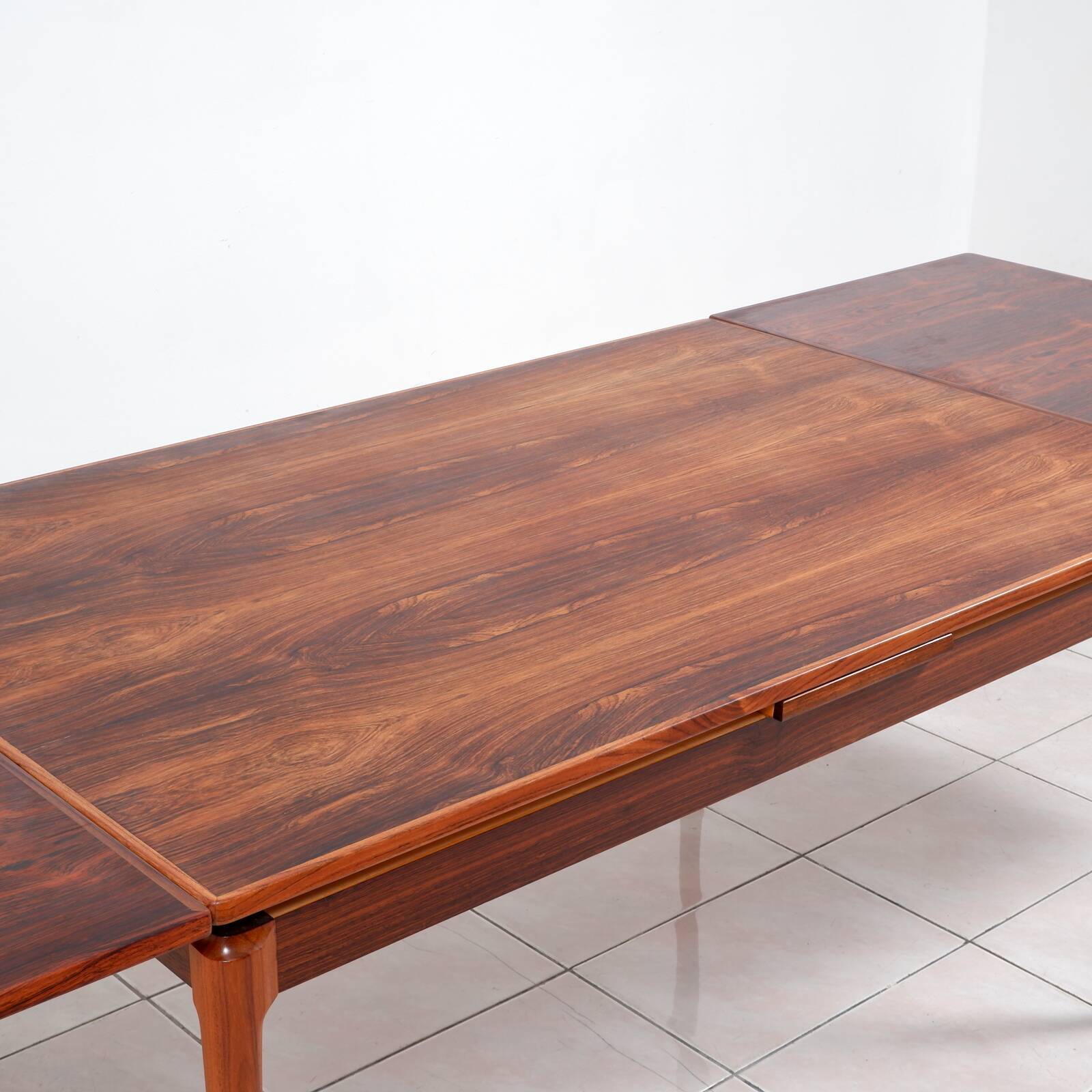 Grande table à manger extensible en palissandre brésilien par H. Sigh & Son