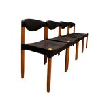 Quatre chaises en plastique