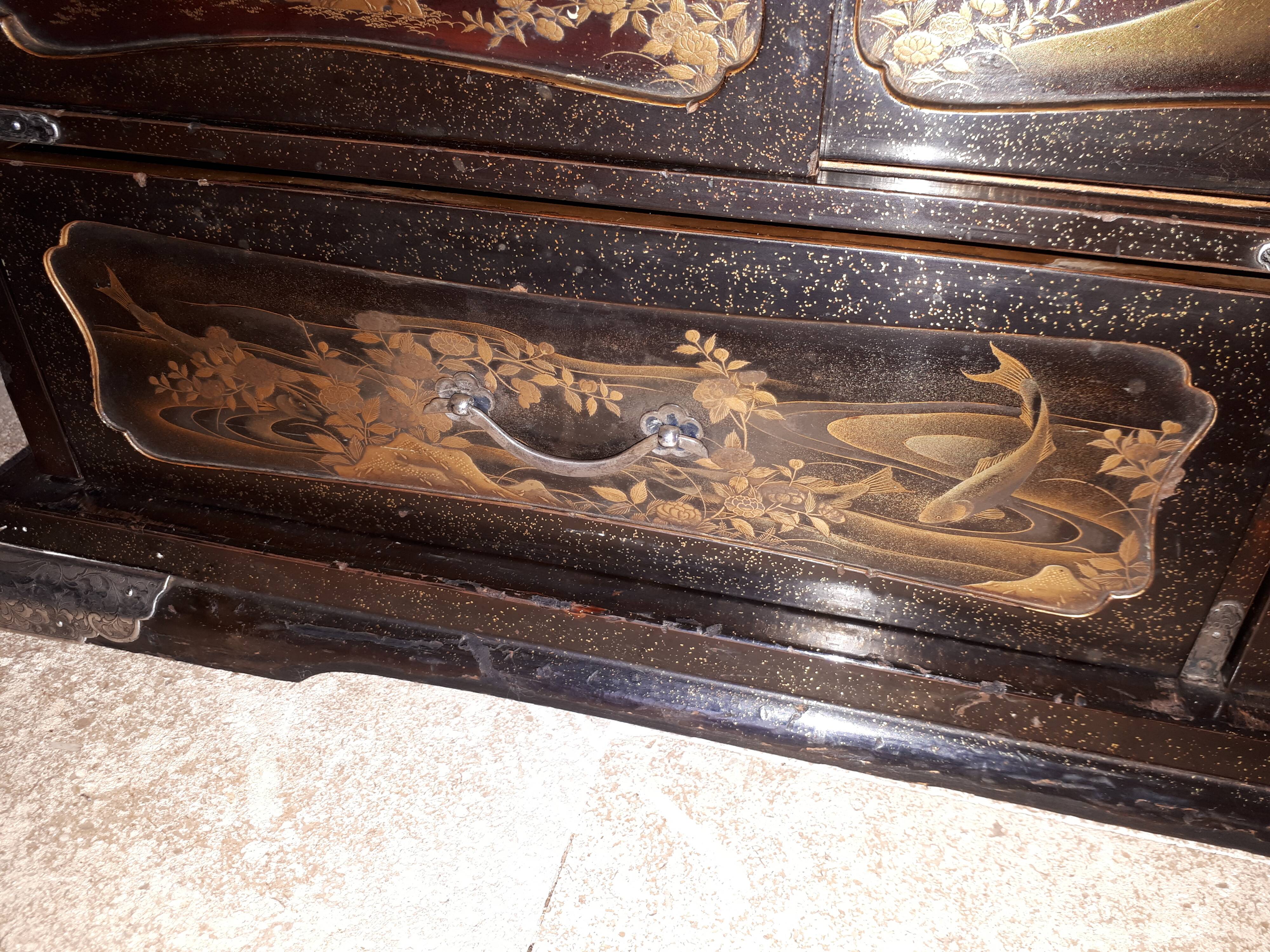 Small Japanese Lacquered Kazaridana Cabinet, Japan Edo Period