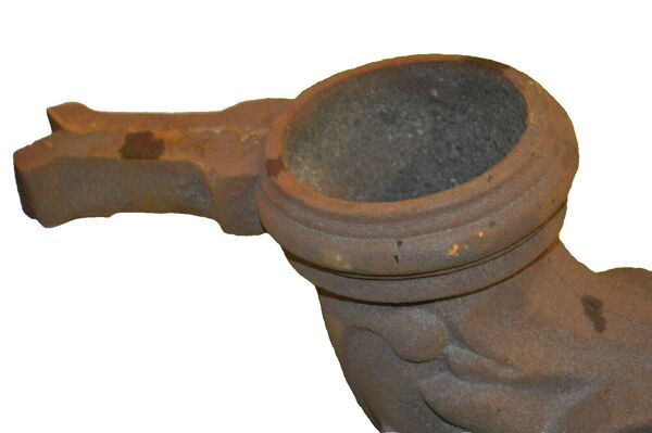 Descente de gouttière en fonte en forme de dauphin