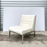 Fauteuil rétro en simili cuir skaï blanc ivoire et structure en métal chromé