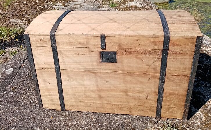 Old wooden trunk/trunk