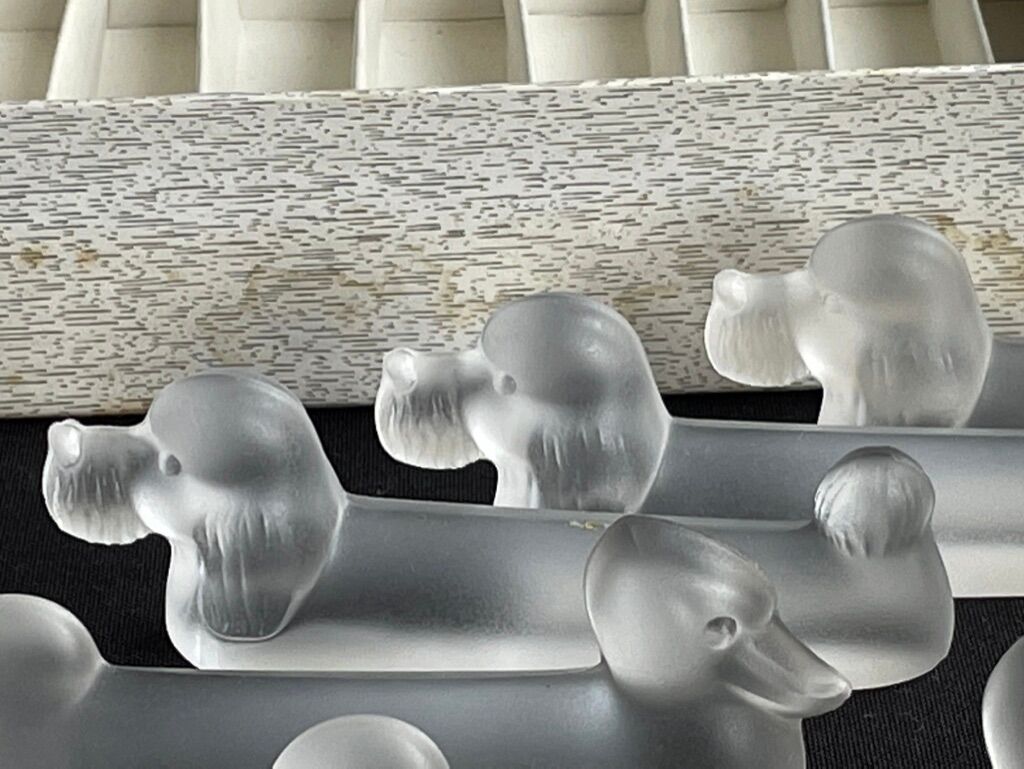 12 zoomorphic knife holders in satin crystal Vannes le Châtel XXth