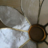 Lustre laiton et fleurs en pétales de nacre