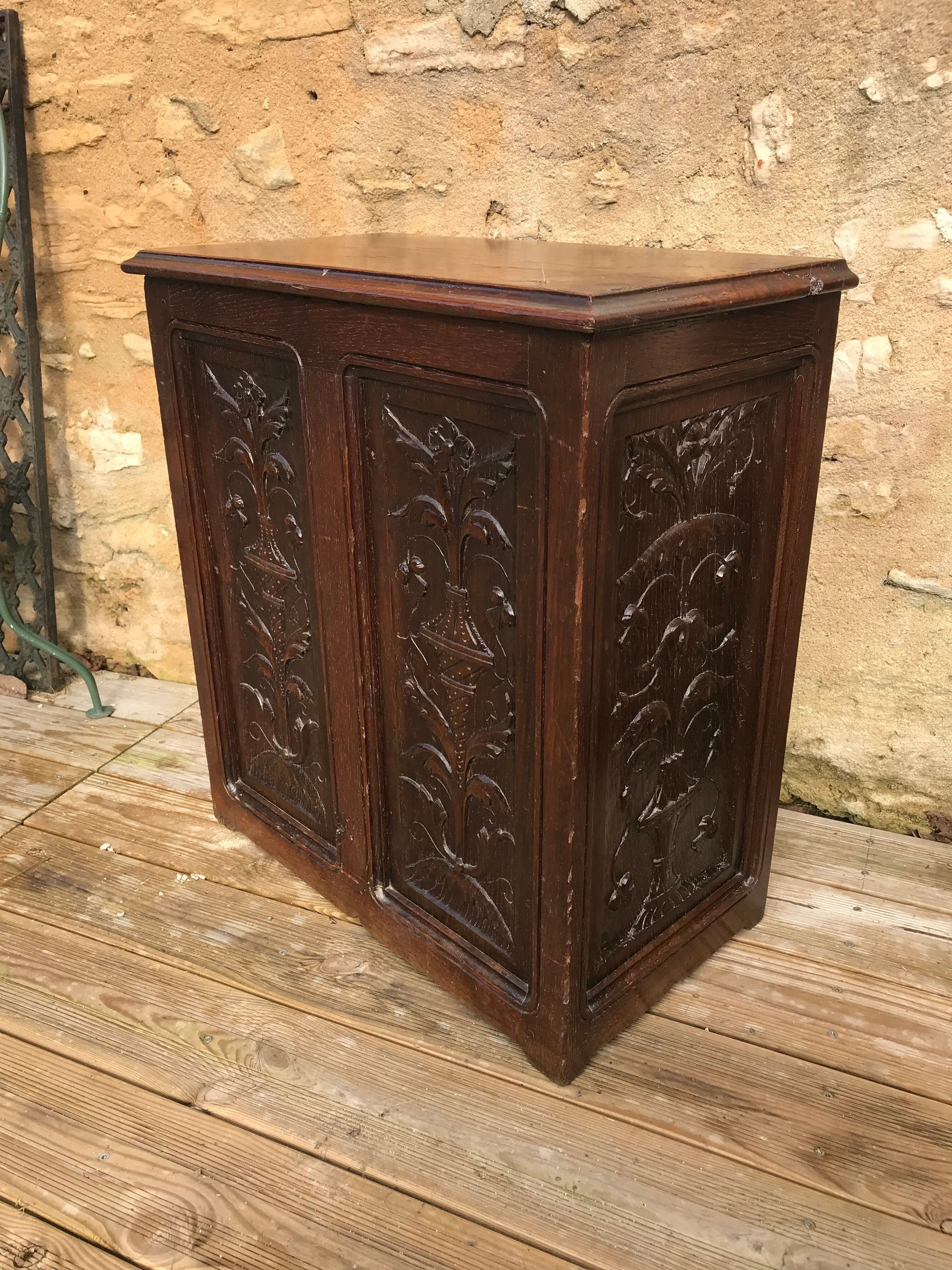 Coffre en bois sculpté et estampille a. dubois