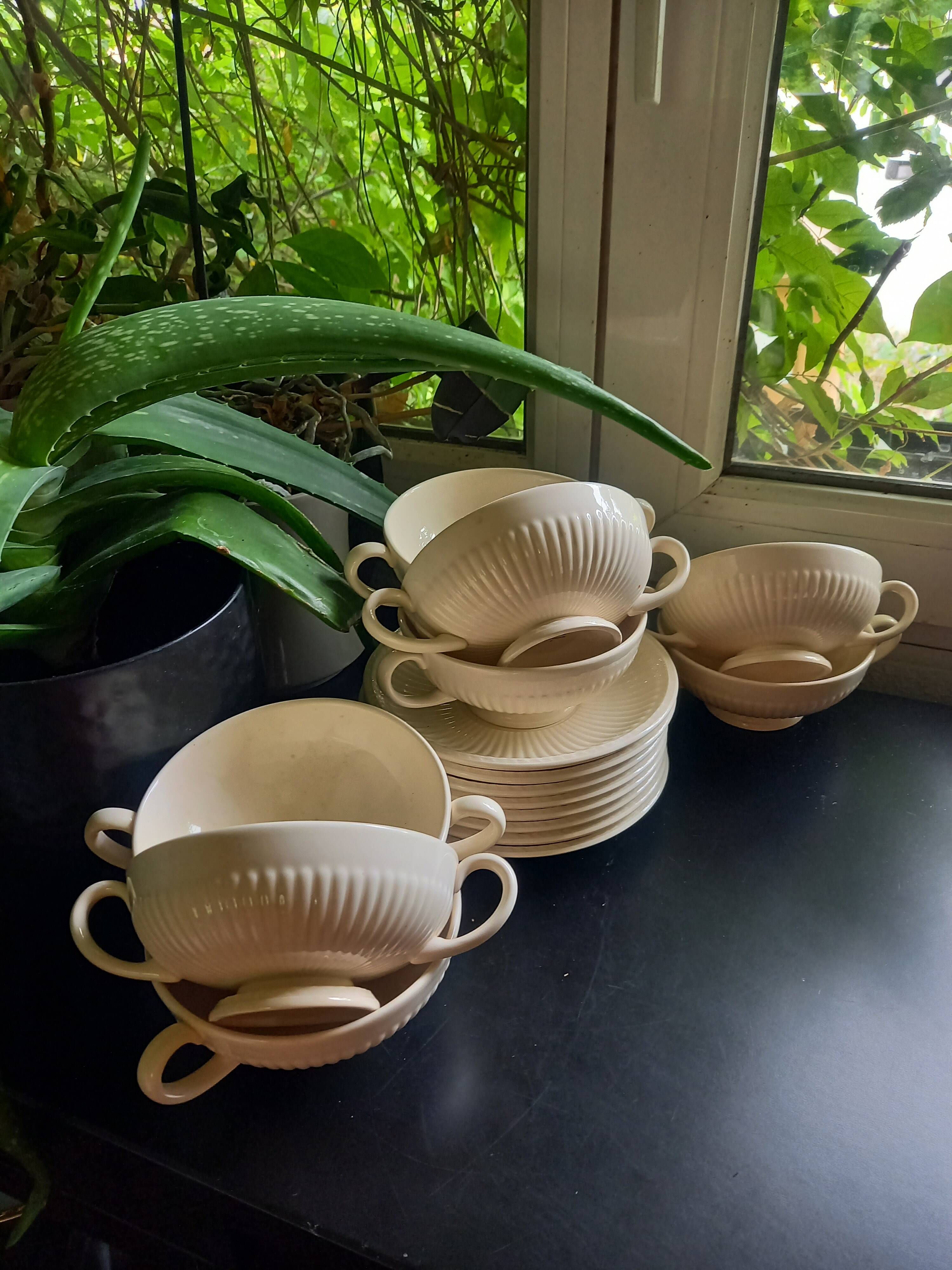 Set of 8 vintage Wedgwood cups with handles and 8 saucers
