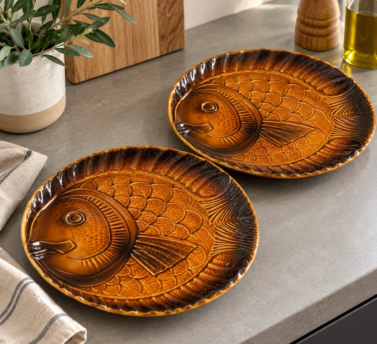 6 antique fish barbotine plates – Saint-Clément