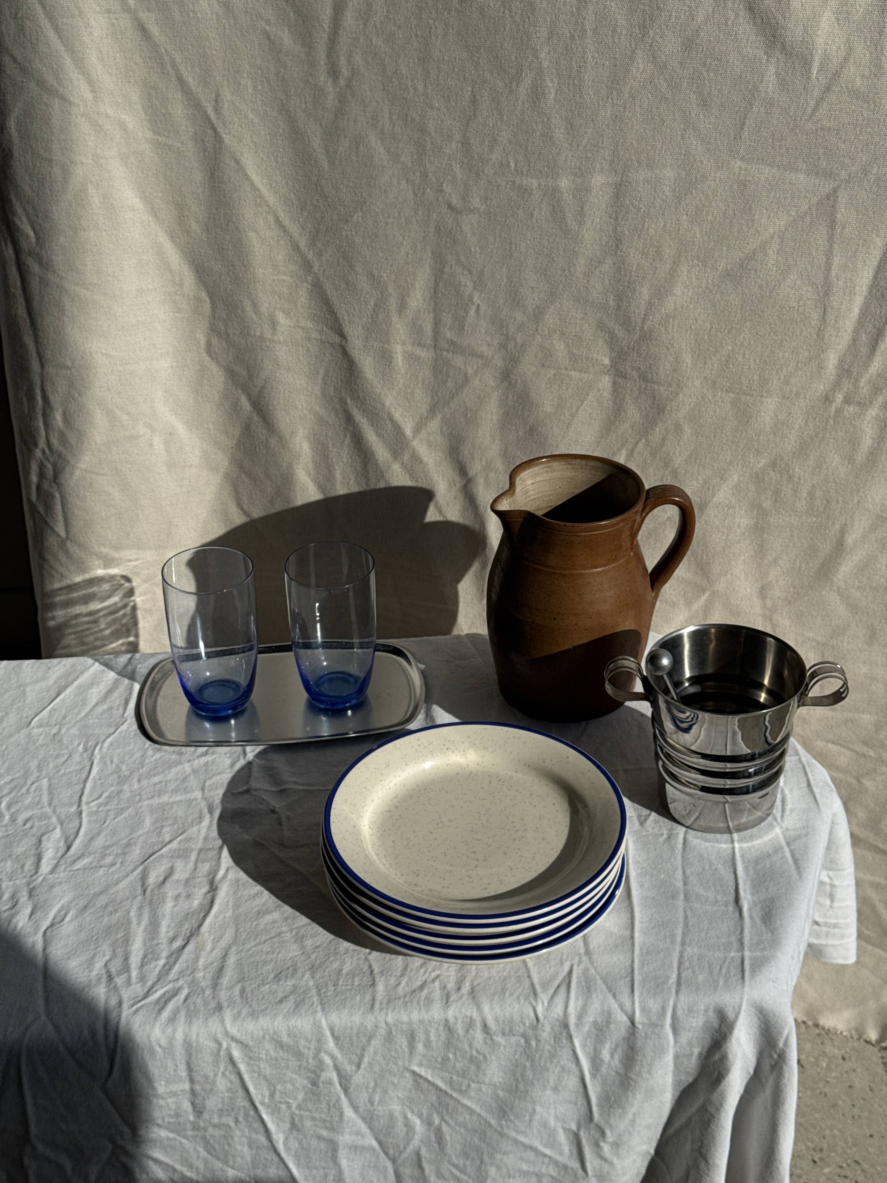 Set consisting of 6 beige flat plates with a blue rim + 3 deep plates.