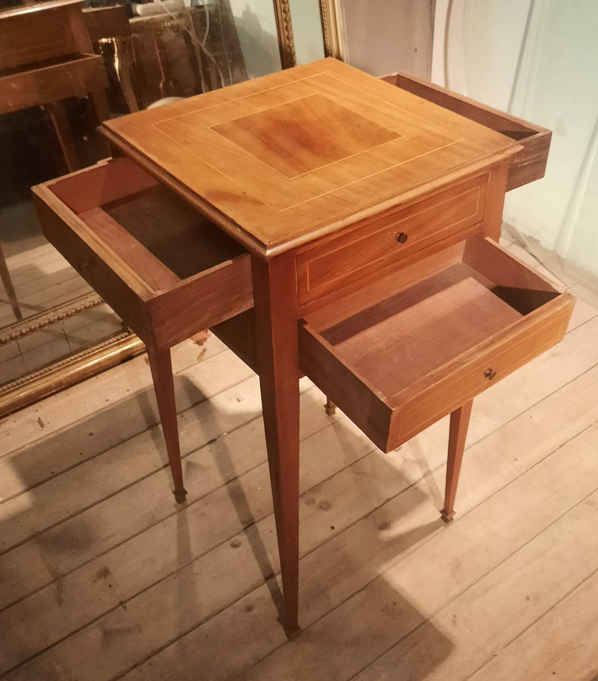 Nightstand with veneer and 4 drawers.