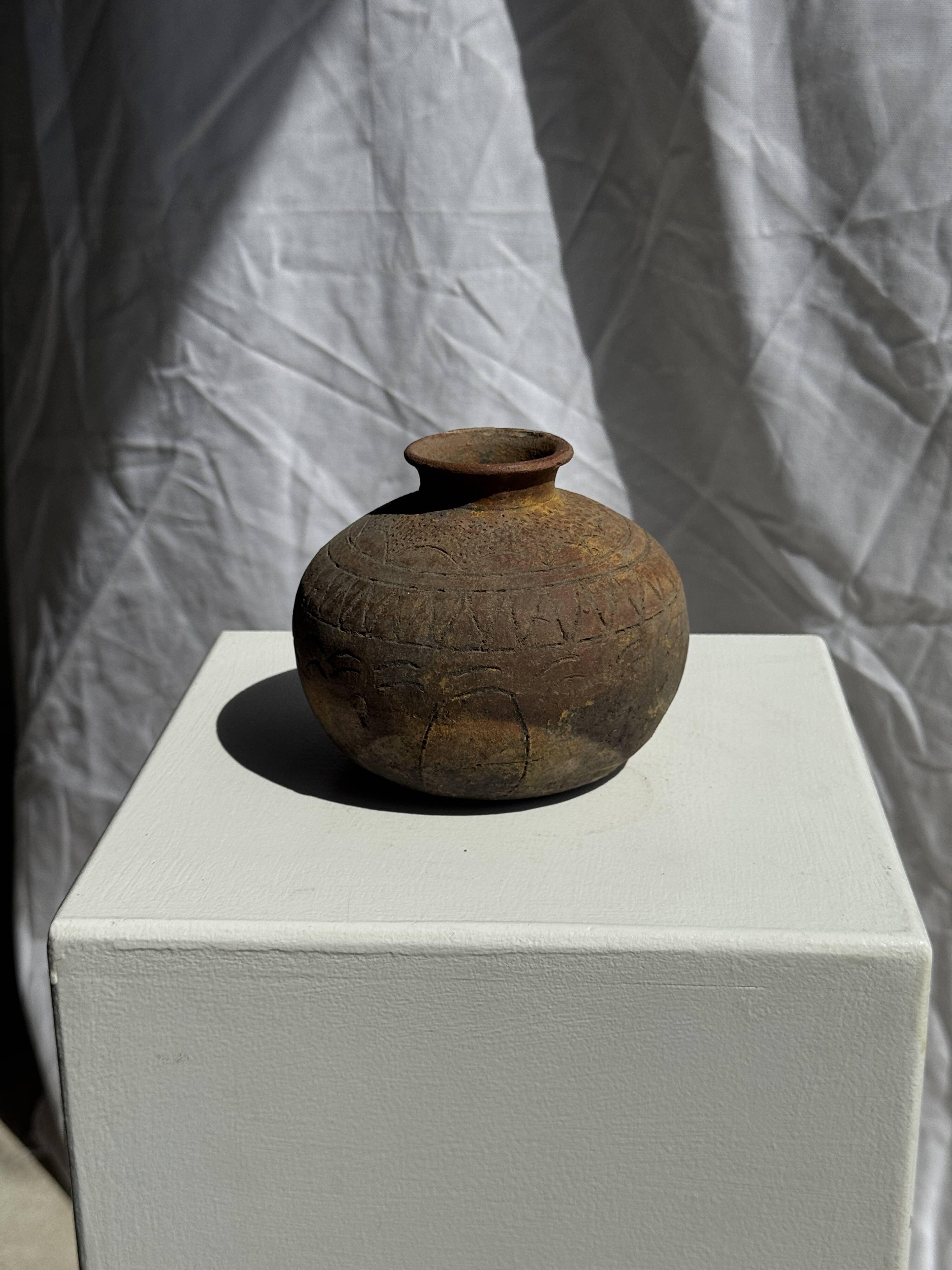 Small round ancient vase in engraved terracotta, Indonesian polychromy H10 D1