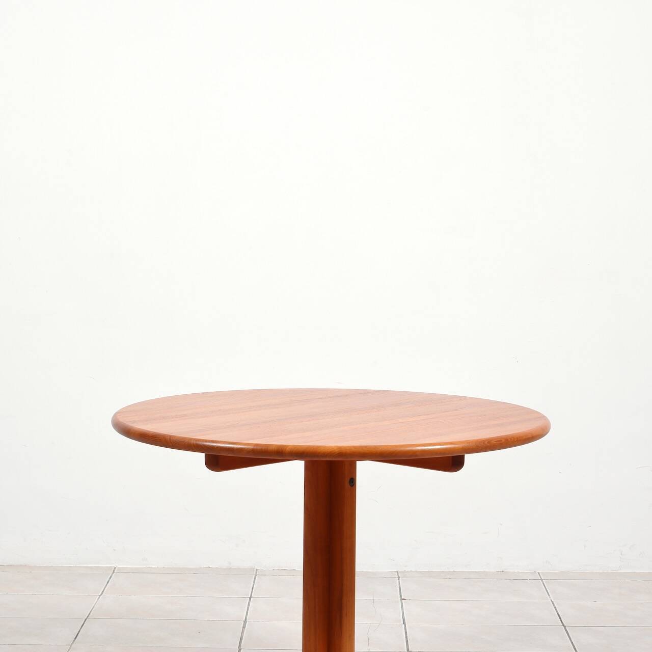 Round dining table by Tarm OG Stole Mobelfabrik in solid teak