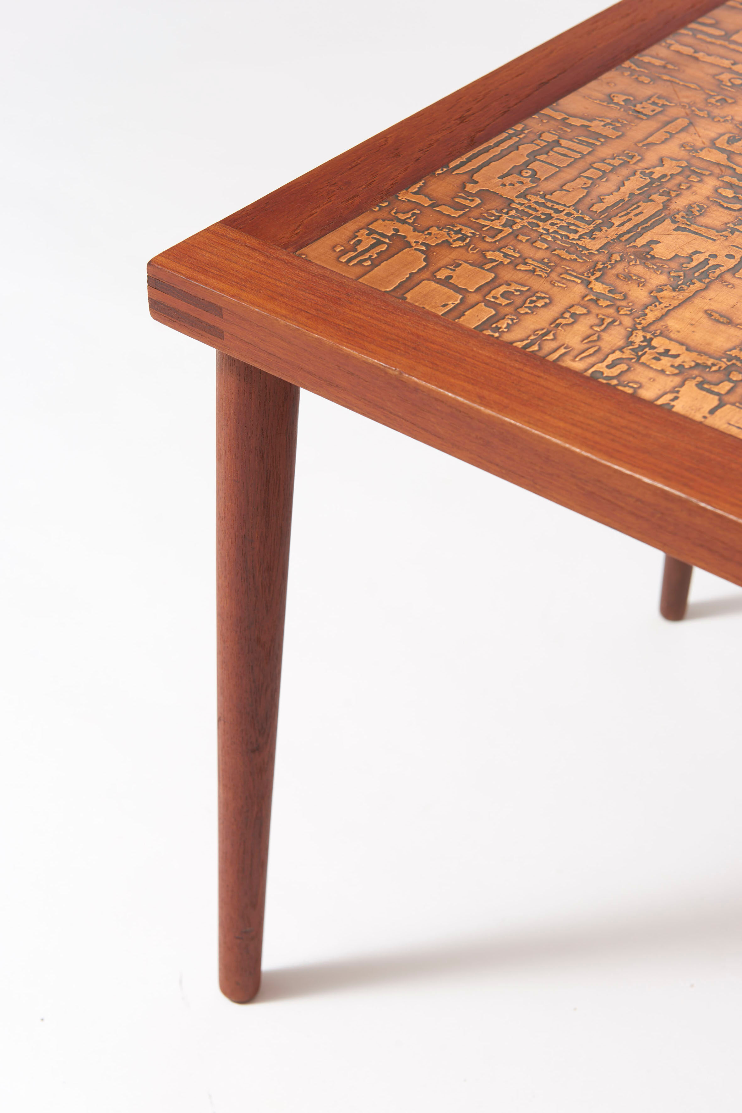Table basse scandinave en teck et tablette en cuivre