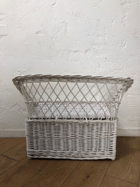 Sofa / white wicker chest