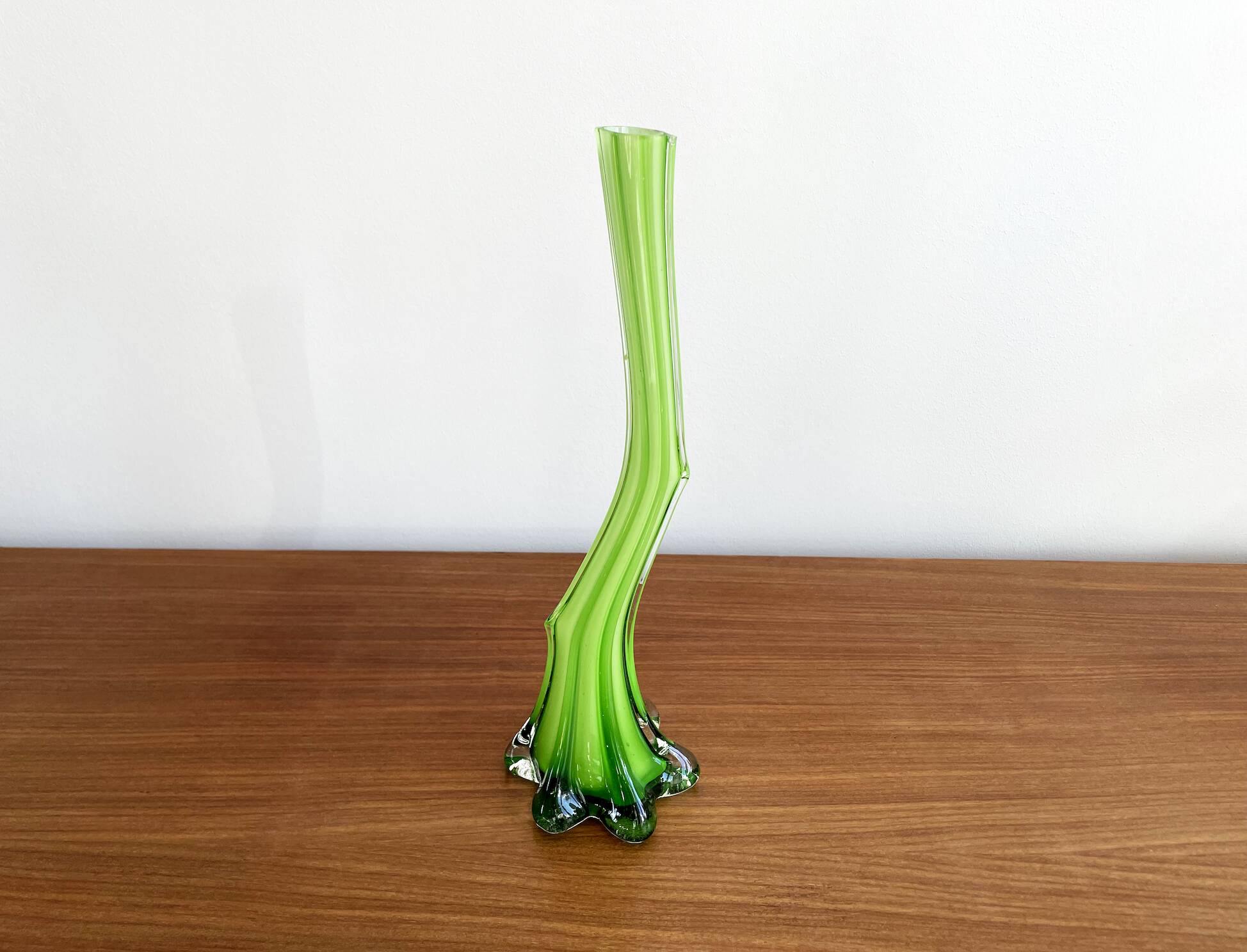 Vase cannelé en verre vert italien en forme de tige courbée, avec pied d'éléphant