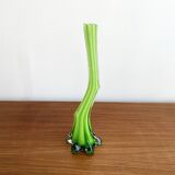 Vase cannelé en verre vert italien en forme de tige courbée, avec pied d'éléphant