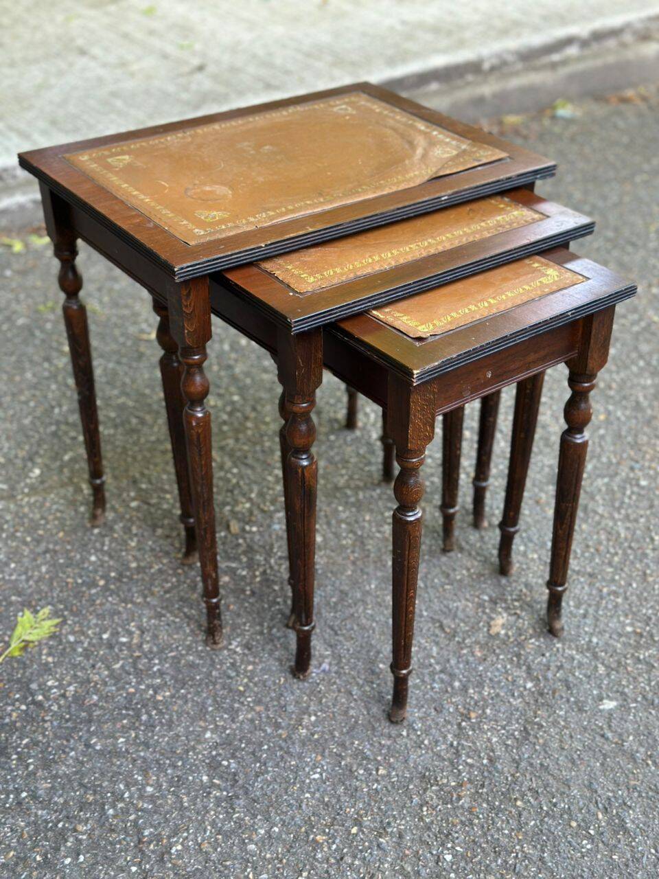 3 nesting tables in solid wood and tawny leather from the 1950s.