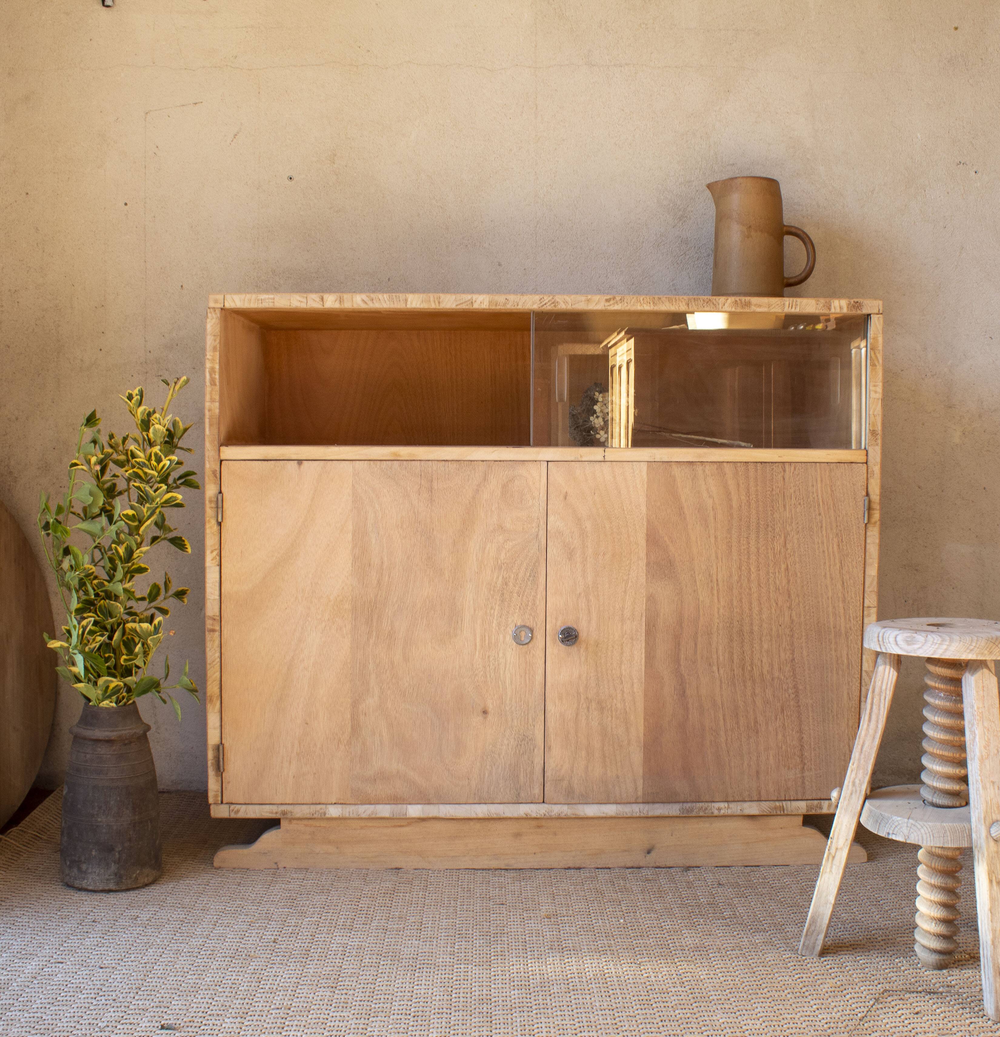 Low glass display cabinet