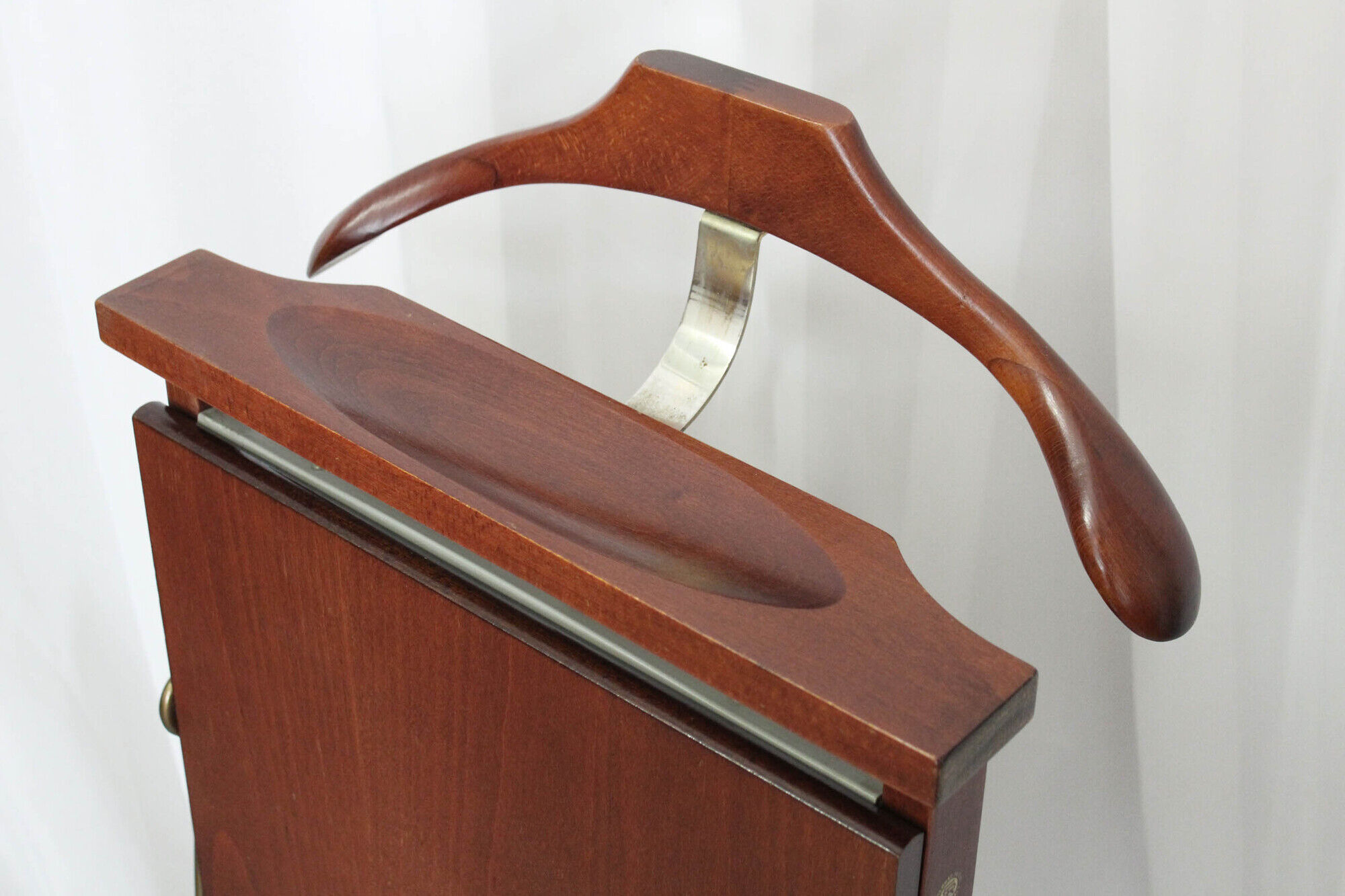 Valet stand par Fratelli Reguitti conception Ico Parisi années 1960