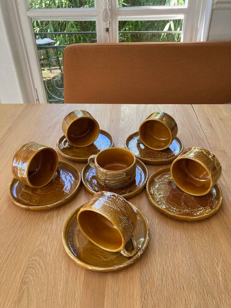 6 stoneware cups and 6 enamel plates