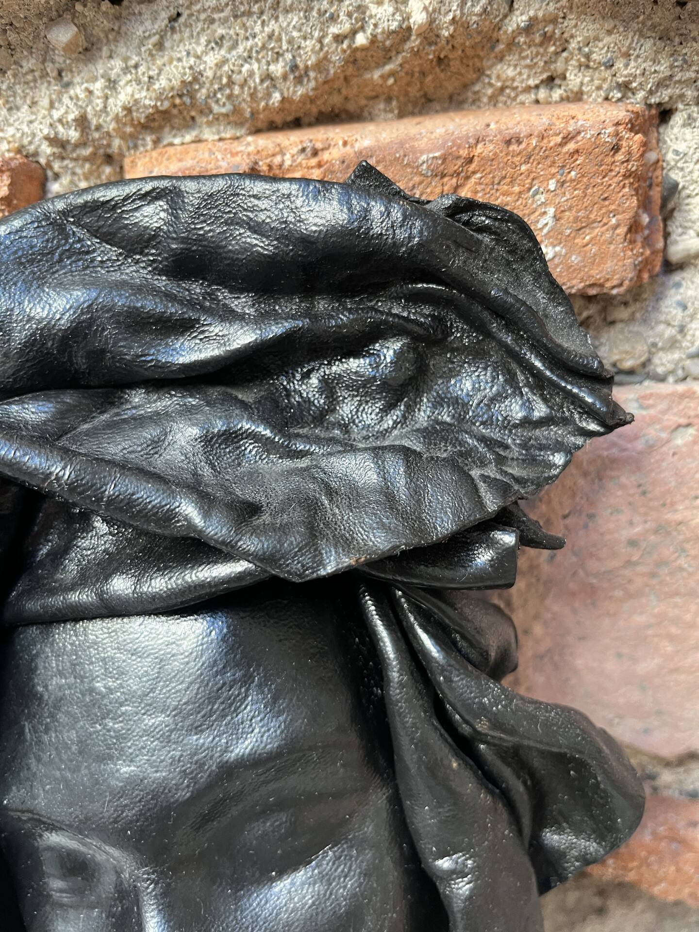 Masque vintage visage de femme en cuir